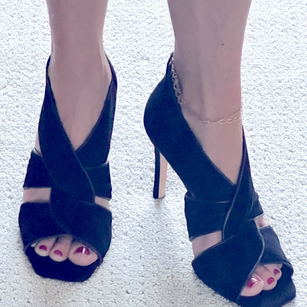 BRAND NEW, Never worn, Size 8 Black Veronica Beard black suede heels.